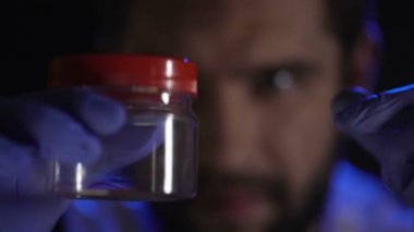 İş parçacığı bir dedektif cinayet, fiziksel kanıt toplama çözmek için yardımcı olur.