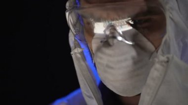 Test tüpleri koruyucu gözlük, maddeler, karıştırma bilim adamı yansıyan yakın çekim