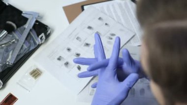 Sınav eldivenler Dedektif büyüteç ile suç mahallinden kurşun kontrol