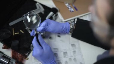 Özel cam üzerinde parmak izi izlerken Dedektif alınan delil ile karşılaştırma