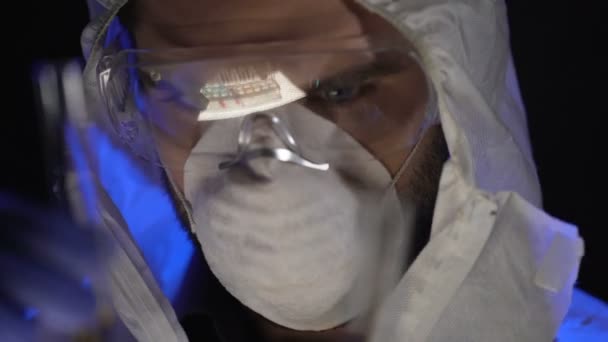 科学家结合试管中的元素, 制造生物武器 — 图库视频影像