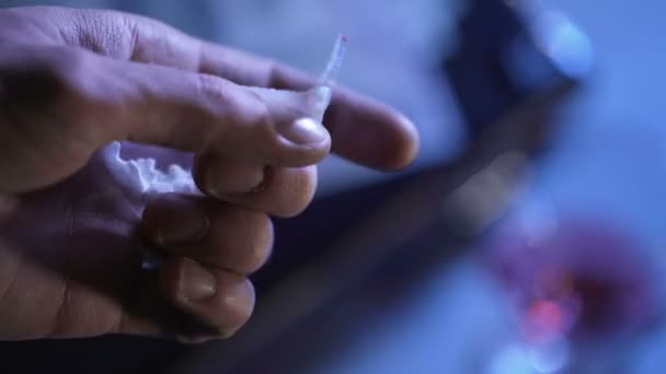 Провайдер проверяет белый порошок, фармацевтическую промышленность, незаконную торговлю наркотиками — стоковое видео