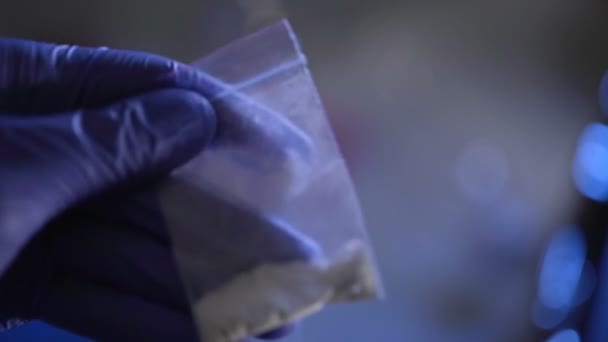 Policía realizando análisis forenses de heroína, lucha contra el narcotráfico — Vídeos de Stock