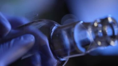 Yapışkan bant, kamerada, yazdırma gösteriyor kullanarak kaldırdı parmak yakın çekim