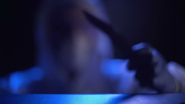 Criminalista levando faca com sangue da cena do crime, violência familiar, facada — Vídeo de Stock