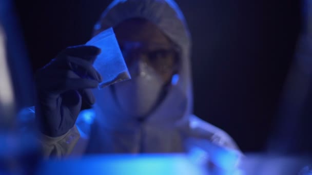 Φάρμακα που βρέθηκαν στο σπίτι του υπόπτου, αστυνομικός ικανοποιημένοι με πειστικές αποδείξεις — Αρχείο Βίντεο