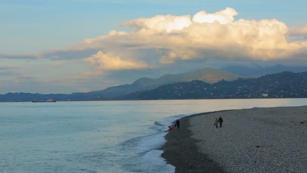 Batum, Gürcistan, rahatlatıcı bir tatil atmosfer deniz kıyısı boyunca yürüyüş insanlar — Stok video