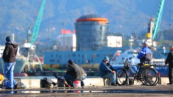 Batumi, Georgië - Circa mei 2017: Mensen in de stad. Volwassen vissers die van visserij op Batumi poort, hobby en vrije tijd activiteiten genieten — Stockvideo