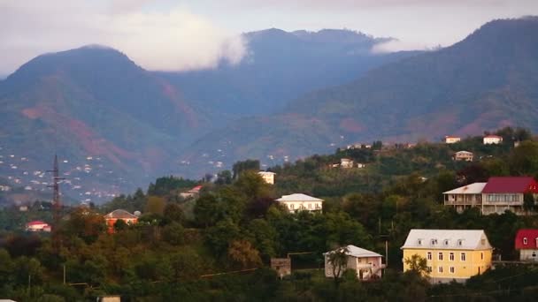 Πανοραμική θέα Καύκασο βουνά που καλύπτονται από σύννεφα και πόλη Μπατούμι στο λόφο — Αρχείο Βίντεο