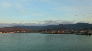 Karadeniz shoreside ve Batum setin Gürcü şehrin dağlarda