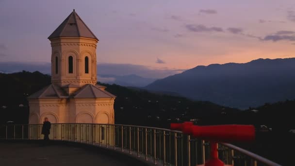 Krajobraz z tarasu widokowego Batumi w pobliżu ropeway i stary kościół w Gruzji — Wideo stockowe