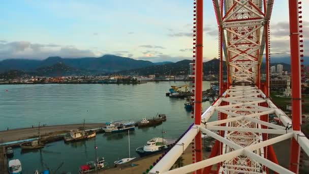 Batumi vista del puerto de la ciudad desde la rueda del hurón de trabajo, entretenimiento turístico — Vídeos de Stock