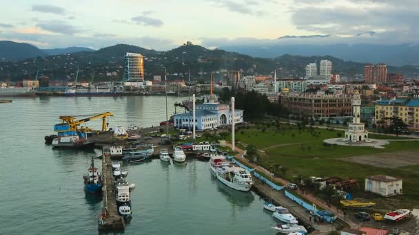Вид с воздуха на порт Батуми с причальными яхтами и катерами, туризм в Грузии — стоковое видео