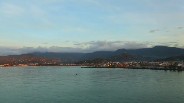 Morze Czarne shoreside i Batumi nasyp w pobliżu miasta Gruzji w góry — Wideo stockowe