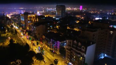 Gece Batum şehir, güzel ışıklı binaları ve sokakları havadan görünümü