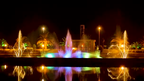 Ночной вид на танцующие фонтаны, красочное зрелище в центре Батуми — стоковое видео