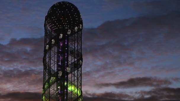 Híres világító ábécé-torony és a világítótorony Batumi boulevard, twilight — Stock videók