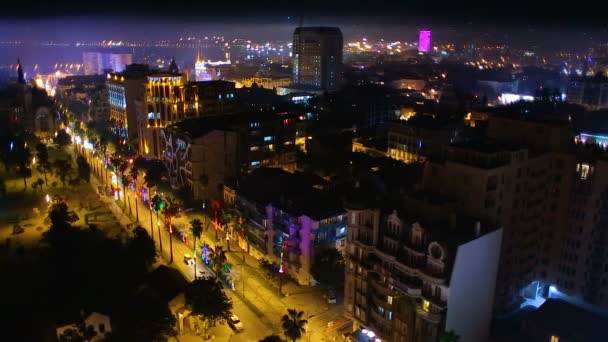 Letecký pohled na noční město Batumi, krásné osvětlených budov a ulic — Stock video