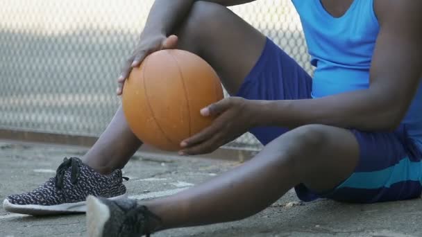 Maschio riscaldamento con pallone da basket, in attesa di giocatori di squadra, attività all'aperto — Video Stock