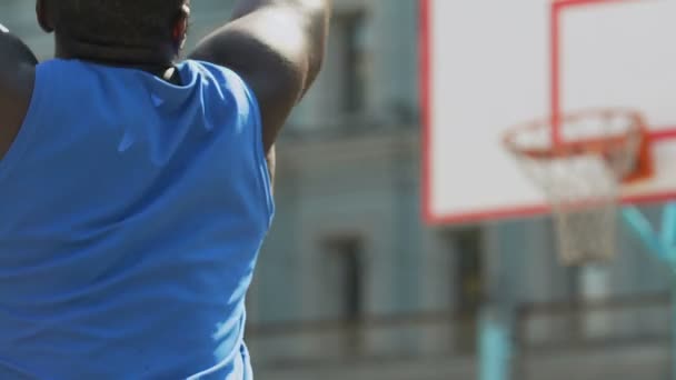 Basketbalcoach demonstreren schone aangooi naar de hoepel, gezonde levensstijl, energie — Stockvideo