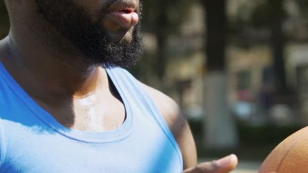 Konsantre siyah adam iç geçiriyor, spor basketbol sahasında atmak için hazırlanıyor — Stok video