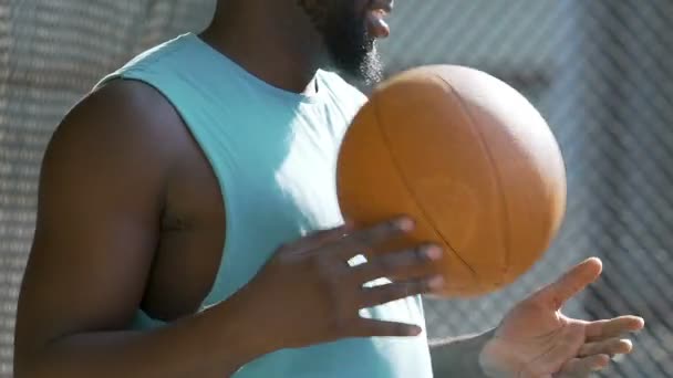 Hombre africano activo rebotando la pelota, ejercicios fuera, hobby y recreación — Vídeos de Stock