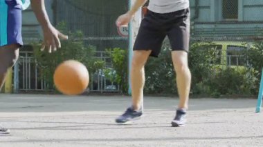 Basketbol dışında yaz, siyah ve beyaz erkekler top sürme, rekabet