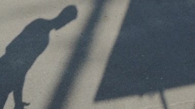 Bahçesi, aktif yaşam tarzı üzerinde topu top sürme basketbolcu gölgesi