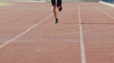 Sprinter erkek eğitim stadyumda maraton için hazırlık çalışmaları