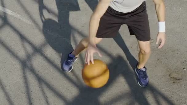 Jugador de baloncesto blanco manejando la pelota y disparando en el aro, fitness — Vídeo de stock