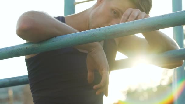 Homem atleta bonito suspira, sentindo-se cansado após o treino de rua de verão, suando — Vídeo de Stock