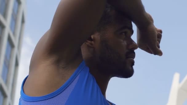Латиноамериканського спортсмена людина спітнілі після sprint підготовки, відпочинок після вправ, перерва — стокове відео