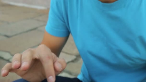 Bebaarde man scrollen op zijn moderne mobiele telefoon, toeristische gids toepassing — Stockvideo