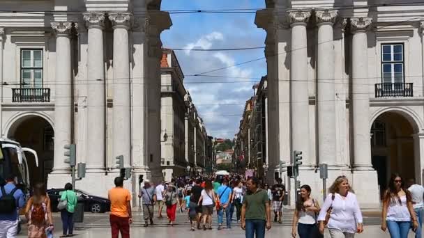 LISBOA, PORTUGAL - CIRCA AGOSTO 2014: Passeios turísticos na cidade. Muitos turistas vêm a Lisboa para ver a famosa Rua Augusta Arch, sequência — Vídeo de Stock