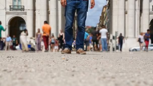 カメラ、活発な人が世界中を旅して歩く男性の観光客の足 — ストック動画