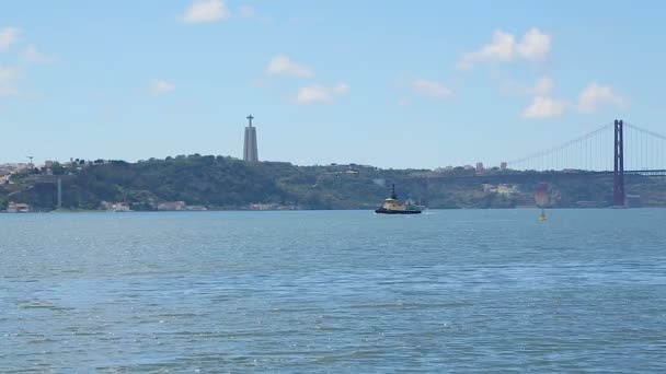 Pequeño barco industrial de Portugal navegando a puerto tranquilo del Océano Atlántico — Vídeos de Stock