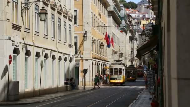 도시에서의 리스본, 포르투갈-8 월 2014 년경: 관광 통해 한 몰래 하 여 오래 된 트램 한 좁은 사람을 운반 하는 리스본의 거리 — 비디오