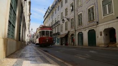 Küçük kırmızı tramvay durağında insanları, kentsel ulaşım çekmek üzere gelen