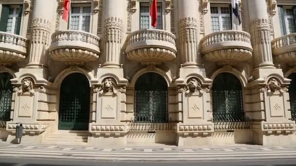 Lissabon, Portugal - ca. August 2014: Sightseeing in der Stadt. Blick auf die Fassade von banco totta & acores mit architektonischen Meisterwerken — Stockvideo