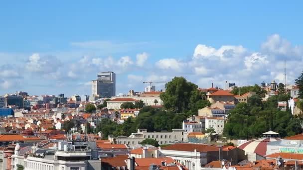 Πανοραμική θέα στο όμορφο roofscape της πόλης της Λισσαβώνας, πρωτεύουσα της Πορτογαλίας — Αρχείο Βίντεο