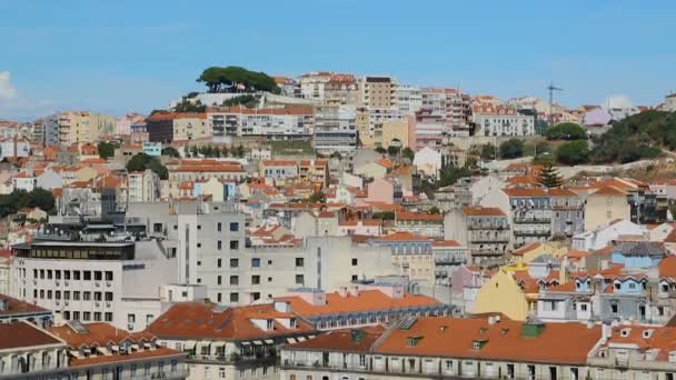 View if reiche Infrastruktur von Lissabon mit schneeweißen Häusern mit roten Dächern — Stockvideo