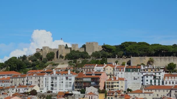Castillo de San Jorge ocupando la cima de una colina mirando y protegiendo Lisboa — Vídeo de stock