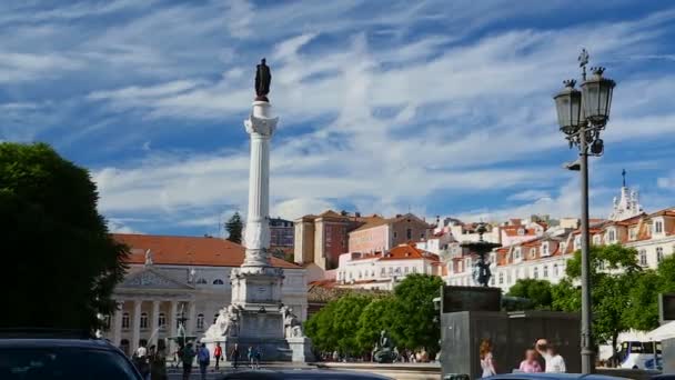 Туристы сидят на площади и глядя на колонну Педро в середине, осмотр достопримечательностей — стоковое видео