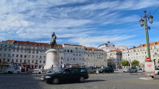 Turistas andando ao redor Praça da figueira, olhando para a estátua do rei João — Vídeo de Stock