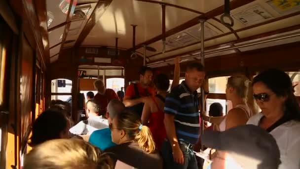 Lissabon, Portugal - ca. August 2014: Menschen in der Stadt. Fahrgäste, die in die Mitte der Straßenbahn einsteigen, öffentliche Verkehrsmittel in der Stadt — Stockvideo