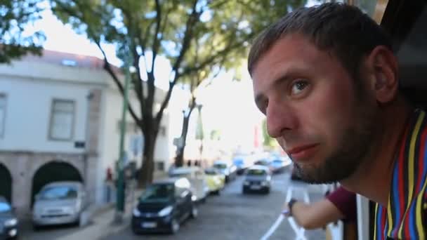 Kíváncsi turista ragadt a fejét, ki ablakon, és környező városkép megtekintés — Stock videók