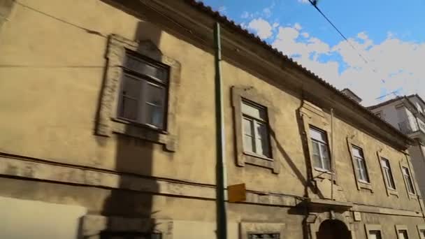 Blick aus dem Fenster auf alte baufällige Häuser, unberührt von Urbanisierung, alte Stadt — Stockvideo