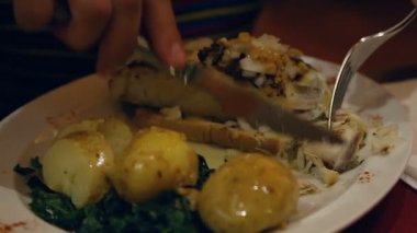 Dikkatli kemik balığı biftek, restoranda leziz yemeklerin ayıran Mens eller