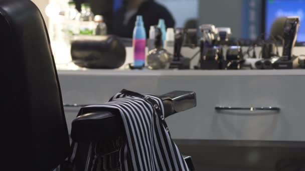 Zwarte Kapper stoel in hairstyling salon, zitplaats voor klanten, werkplek meubilair — Stockvideo