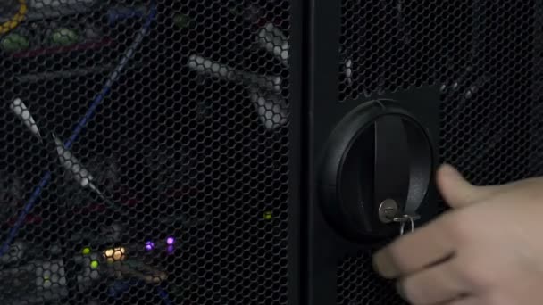 Ingenieur männliche Hand dreht Schlüssel im Türschloss um, öffnet Technikraum — Stockvideo